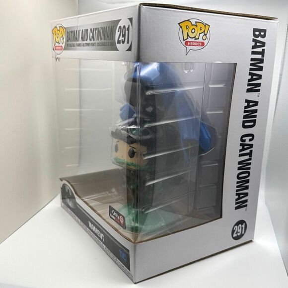 Funko Pop! Moments: DC Universe - Batman and Catwoman #291 - GameStop Exclusive - Picture 2 of 4